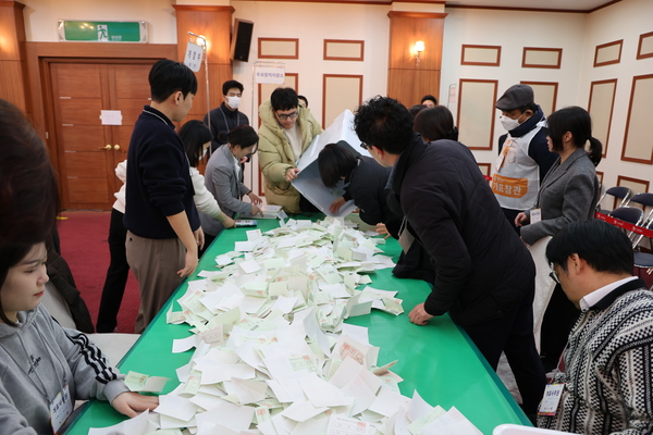 ▲ 5일 전국 동시 새마을금고 이사장 선거가 처음으로 치러진 가운데 청주시 청원구선거관리위원회가 우암새마을금고 본점 4층에서 청원구지역 개표를 진행하고 있다. 충북도내 48개 새마을금고 이사장을 뽑은 이번 선거에서 29곳은 단독출마로 무투표 당선이 확정됐다. 나머지 19곳(직선제 16곳, 대의원 3곳)에서 투표가 진행됐다. 사진=송휘헌 기자