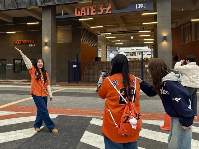 5일 대전 한화생명 볼파크를 방문한 시민들이 기념촬영을 하고 있다. 사진=조사무엘 기자.