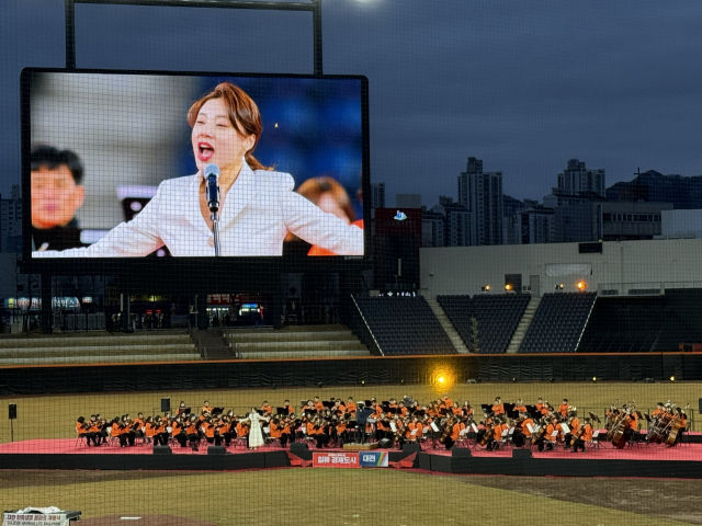 소프라노 황수미가 5일 열린 대전 한화생명 볼파크 개장식 축하무대에 올랐다. 사진=조사무엘 기자.