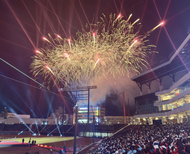 5일 열린 대전 한화생명 볼파크 개장식에서 불꽃놀이가 펼쳐졌다. 사진=조사무엘 기자.