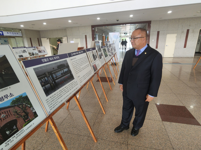 충주시의회 김낙우 의장이 5일 충주시청 1층 로비에서 진행 중인 ‘항일독립운동 특별 전시회’에 관람하고 있다.사진=충주시의회