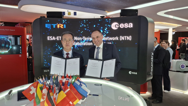 방승한 한국전자통신연구원(ETRI) 원장(왼)과 로랑 자파르트 유럽우주국(ESA) 소장(오)이 5일 스페인 바르셀로나 모바일월드콩그레스(MWC) 행사장에서 양 기관의 6G 저궤도 위성통신 분야 상호협력 업무협약(MOU)을 체결하고 있다. ETRI 제공