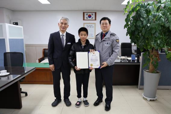 대전둔산경찰서는 5일 도로 위 싱크홀을 발견한 중학생 이모 군에게 감사장과 신고 포상금을 수여했다. 둔산서 제공