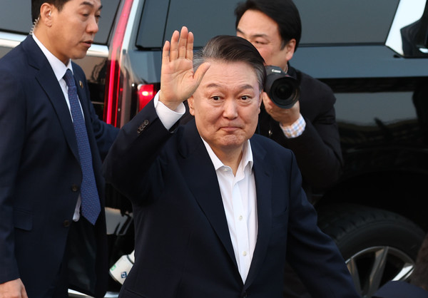 서울구치소에서 석방된 윤석열 대통령이 8일 서울 한남동 관저 앞에 도착, 차량에서 내려 지지자들을 향해 인사하고 있다. 사진=연합뉴스 제공