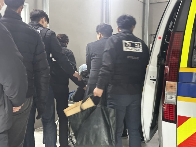 대전 초등생 살해 혐의를 받는 교사 A씨가 유치장으로 호송되고 있다. 사진=서유빈 기자