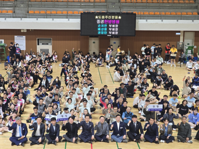 지난 9일 한밭체육관에서 '제7회 대전시 중구 협회장기 배드민턴대회'가 진행되고 있다.