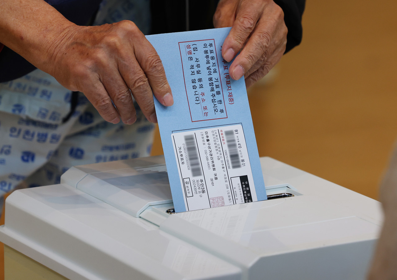 제22대 국회의원 선거를 7일 앞둔 2024년 4월 3일 오전 인천 부평구 근로복지공단 인천병원에서 입원 중인 유권자가 거소투표를 하고 있다. 2024.4.3 사진=연합뉴스.