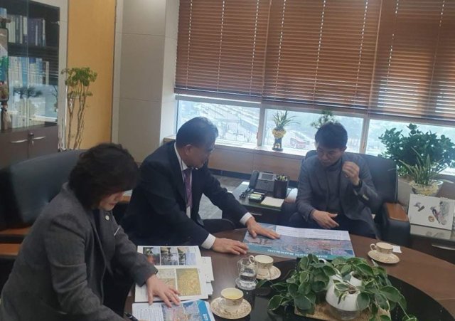 김완섭 환경부장관을 만나 현안사업을 건의하는 김기웅 서천군수.사진=서천군 제공.