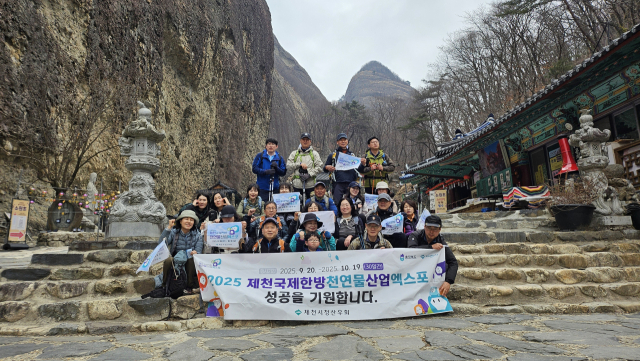 전북 마이산에서 2025제천국제한방천연물엑스포를 홍보한 뒤 기념사진을 찍고 있다.제천시청 산우회 제공