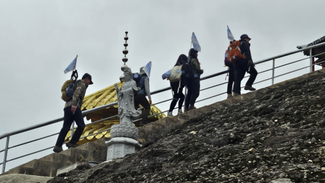 엑스포 홍보 깃발을 배낭에 꼽은 채로 등반하는 회원들.제천시청 산우회 제공