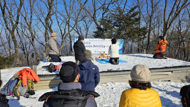 회원들이 지난 1월 제천 용두산에서 올해 안전 산행을 기원하는 시산제를 지내고 있다.제천시청 산우회
