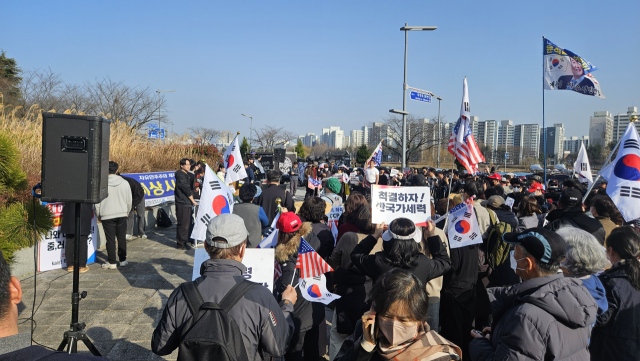 11일 오후 KAIST 정문 앞에서 ‘자유민주주의 체제 수호를 위한 카이스트 비상시국선언’ 집회가 열렸다. 사진=김중곤 기자