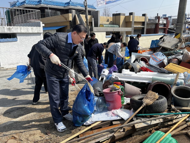 11일 신민철 서원구청장 등이 사직2동 재개발 구역 일원에서 무단 투기된 쓰레기를 수거하고 있다. 청주 서원구 제공