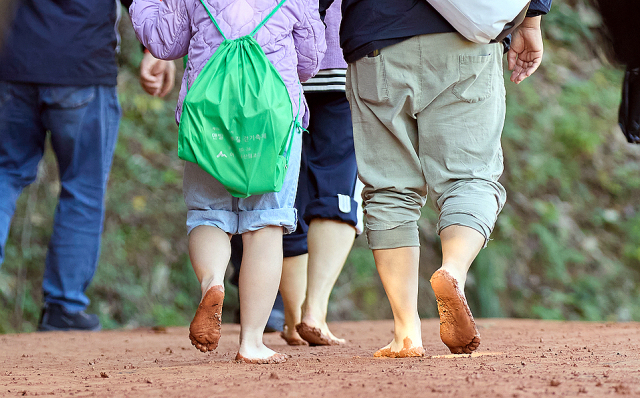 아산시는 아산문화공원과 둔포 중앙근린공원 내에 새롭게 황톳길을 조성하고, 기존에 설치된 용곡·지산공원의 시설을 보강한다. 아산시 제공