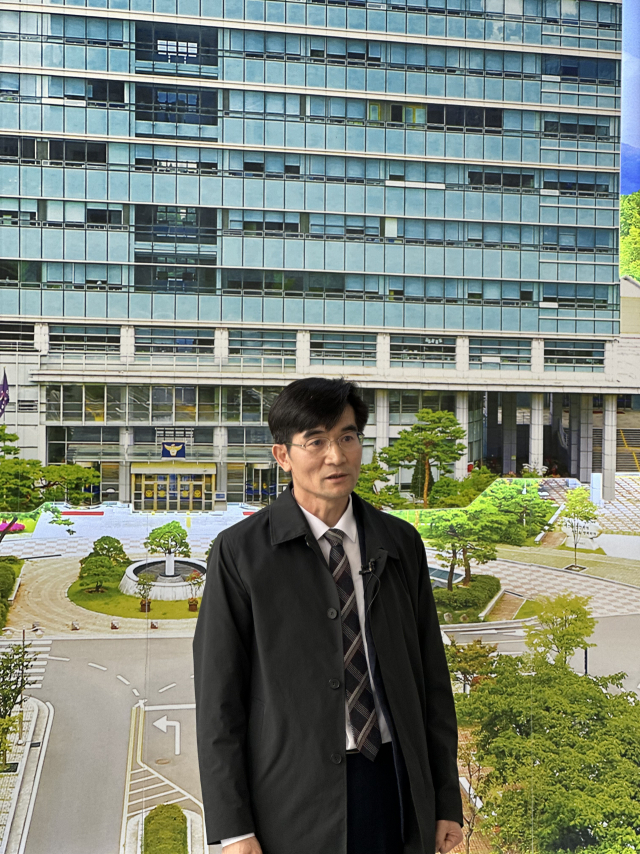 12일 김장현 대전서부경찰서 형사과장이 대전경찰청 기자실 앞에서 기자들의 질문에 답하고 있다. 사진=함성곤 기자