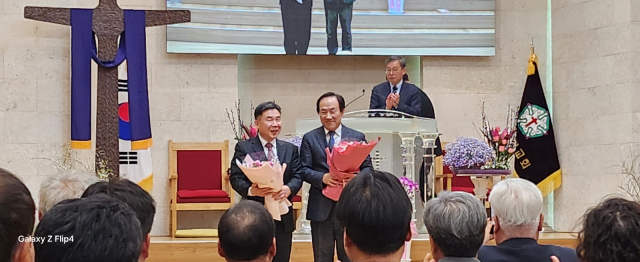 최병만(우측) 취임 회장과 임종배 이임 회장이 인사를 하고 있다. 단양=이상복 기자 cho2225@cctoday.co.kr