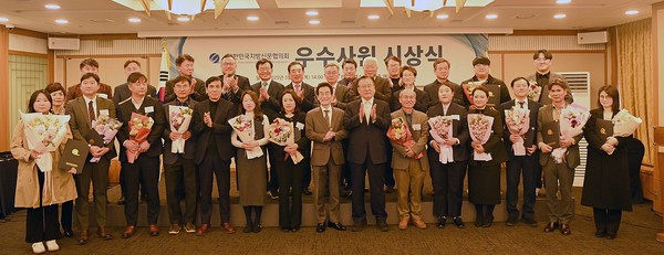 대한민국지방신문협의회가 13일 2025년도 정기총회 및 제1차 사장단 정기회의를 진행, 대신협 회원사 우수사원 29명에게 대신협의회상과 상금을 전달했다.대신협 공동취재단