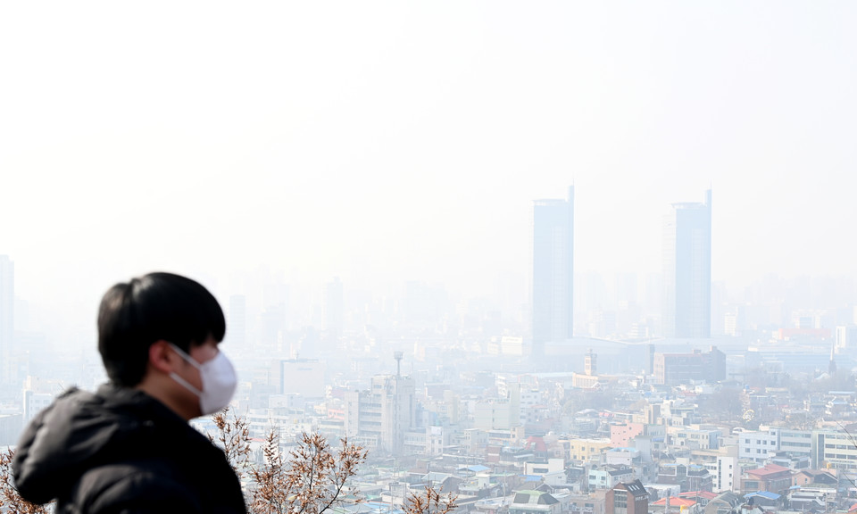 미세먼지 농도가 '나쁨' 수준을 보인 21일 대전 동구 대동 하늘공원에서 바라본 도심이 뿌옇게 보이고 있다. 김주형 기자 kjh2667_@cctoday.co.kr