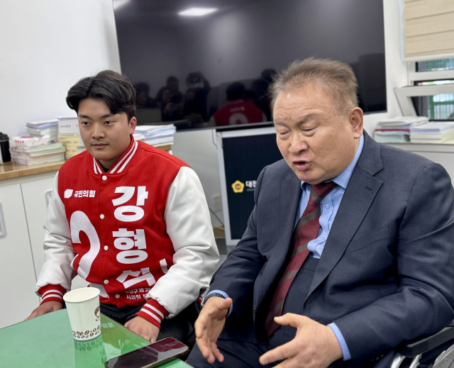 이상민 국민의힘 대전시당위원장와 강형석 대전시의원 보궐선거 후보가 13일 대전시의회 기자실을 찾아 기자들의 질문에 답하고 있다. 사진=조사무엘 기자.