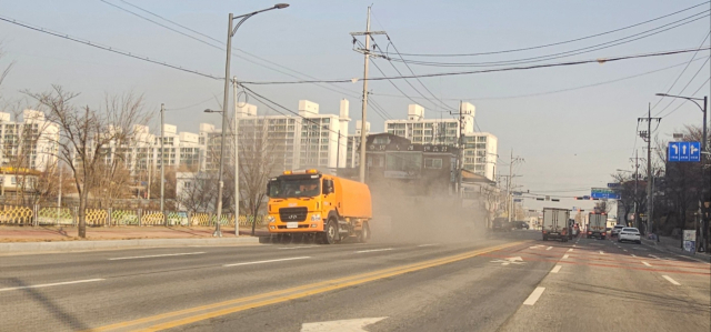 충주시에서 도로 청소의 목적으로 운영하고 있는 분진흡입차량이 14일 오전 9시10분쯤 호암공원 일원 도로에서 미세먼지를 발생시키며 도로를 청소하고 있는 모습이다.사진=김의상 기자