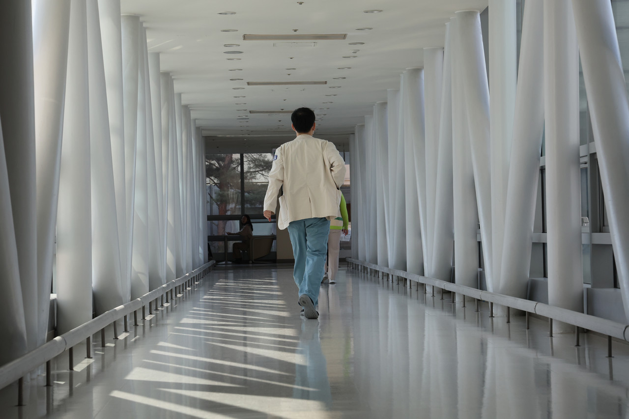 의정갈등이 이달로 1년이 된 3일 서울 시내의 한 대학병원에서 의료진이 이동하고 있다. 2025.2.3 사진=연합뉴스.