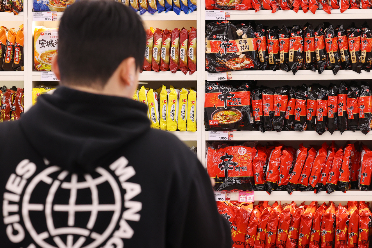 라면 시장 부동의 1위인 농심 신라면 가격이 50원 오른다. 농심은 오는 17일부터 신라면과 새우깡을 포함해 라면과 스낵 브랜드 56개 중 17개 브랜드의 출고가를 평균 7.2% 인상한다. 이번 가격 인상은 2022년 9월 이후 2년 6개월 만이다. 이에 따라 신라면 가격은 소매점 기준 950원에서 1천원으로 오른다.사진은 6일 서울 시내 한 편의점에 진열된 신라면. 2025.3.6 사진=연합뉴스. 