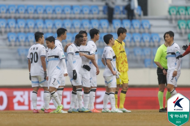 천안시티FC가 16일 오후 부산구덕운동장에서 치러진 ‘하나은행 K리그2 2025’ 4라운드 부산아이파크와의 경기를 1대 2로 패했다. 천안 선수들이 경기 종료 후 아쉬워하고 있다. 한국프로축구연맹 제공.