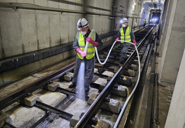 대전교통공사는 지난 10일부터 봄철 미세먼지 시즌을 맞아 최상의 공기질 관리를 위해 터널 내 물청소를 시행했다. 대전교통공사 제공.