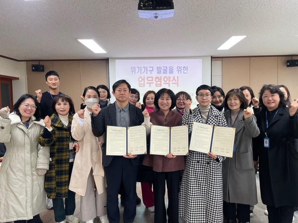 ▲ 아산종합사회복지관과 염치읍행정복지센터는 염치읍 생활지원사와 함께 위기가구 발굴을 위한 업무 협약식을 가졌다.  최두선 명예기자