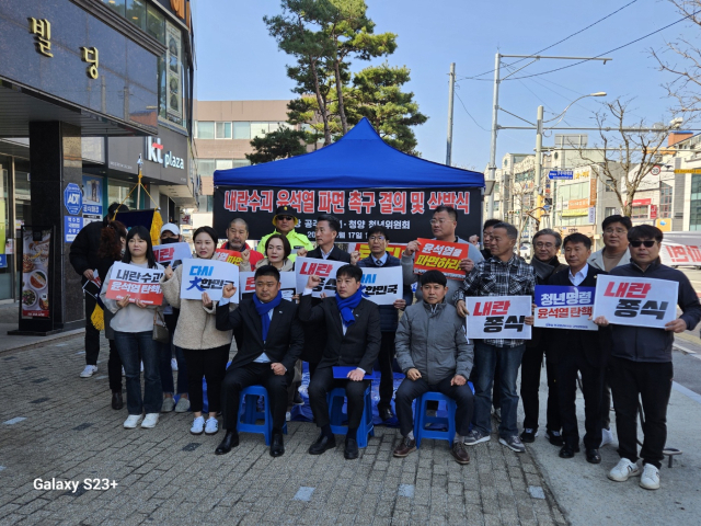 윤석열 대통령 탄핵을 촉구하는 삭발시위가 17일 11시 공주 우리은행 앞에서 열렸다.사진=김익환 기자