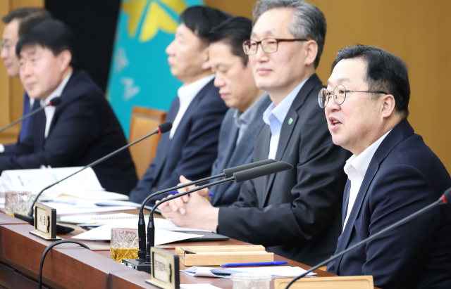 이장우 대전시장은 17일 주재한 주간업무회의에서 소상공인 경영회복 지원 대책의 실효성과 학교법인 한국폴리텍 본부 대전 유치, 지역기업 혁신제품 선구매 방안 마련 등을 강조했다. 대전시 제공