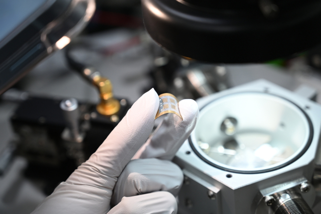 한국재료연구원 연구팀이 개발한 세계 최초 저온합성 브롬화구리막 기반 고유연·고감도 암모니아 센서. 한국재료연구원 제공