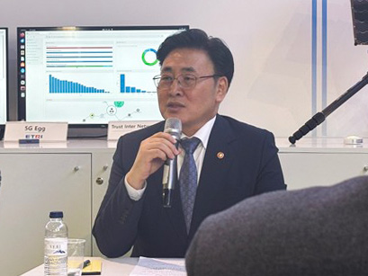 유상임 과학기술정보통신부 장관이 지난 5일(현지시간) 스페인 바르셀로나에서 열린 '모바일 월드 콩그레스 2025'(MWC 2025) 현장 기자간담회에서 발언하고 있다. 2025.3.6 사진=연합뉴스. 