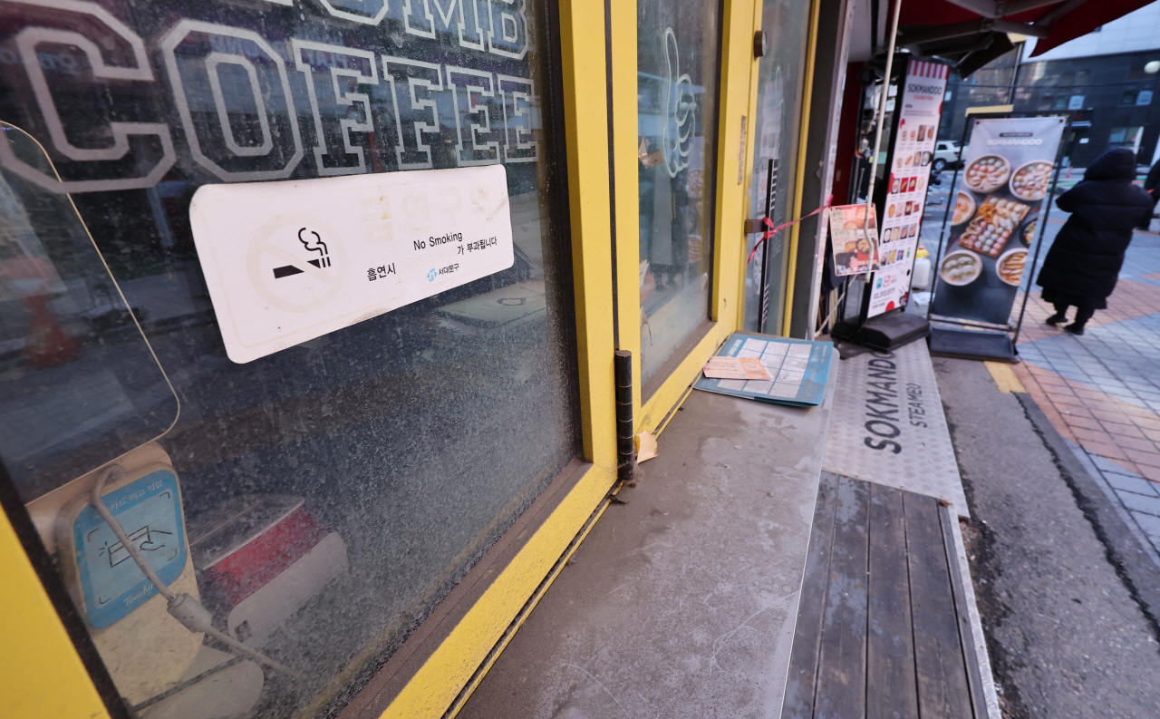 한 폐업 카페 난간에 먼지가 쌓여있다. 사진=연합뉴스. 