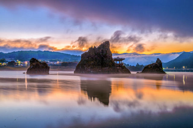 내륙관광 1번지 단양군이 본격적인 행락철을 맞아 다채로운 관광 콘텐츠와 여행 경비 지원 등을 통해 국내외 관광객 유치에 박차를 가한다. 사진은 단양 도담삼봉 모습. 단양군 제공