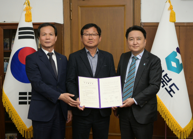 18일 (사진 오른쪽 부터)김영환 도지사, 이종완 디와이엘라센㈜ 사장, 조병옥 음성군수는 디와이엘라센㈜와 투자협약을 체결했다. 음성군 제공