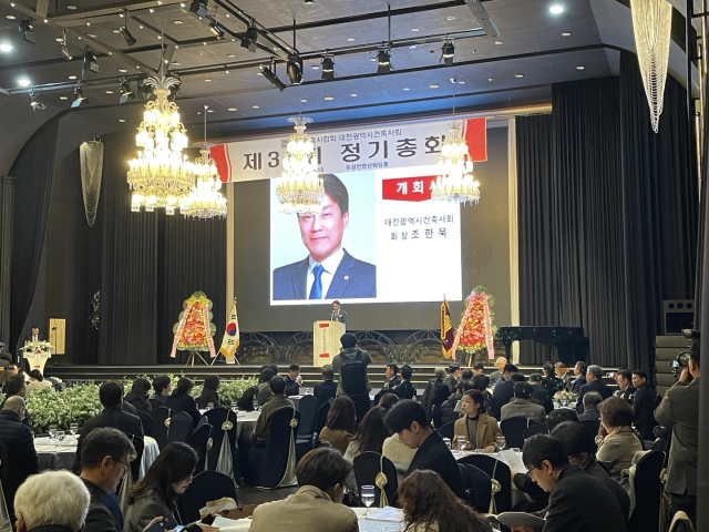 조한묵 대전시건축사회장이 18일 유성커벤션웨딩홀에서 진행된 ‘대한건축사협회 대전시건축사회 제36회 정기총회’에서 개회사를 하고 있다.사진=윤경식 기자.