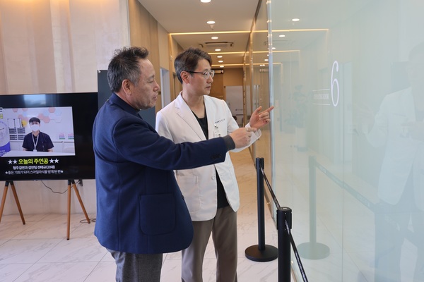 ▲ 김두은(오른쪽) 대표원장이 여명구 충청투데이 대표에게 최신 의료장비를 설명하고 있다.  사진=김진로 기자