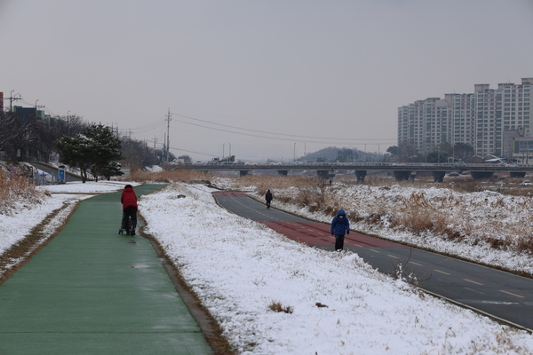 청주시 무심천 설경. 사진=송휘헌 기자