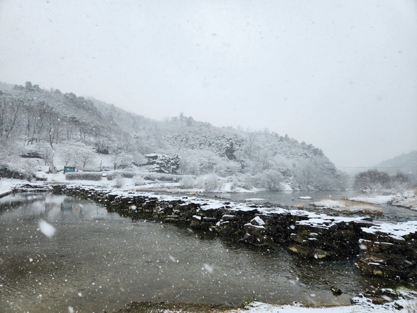 진천 농다리 설경. 강전섭 청주문화원장·임영은 농다리지킴이 제공