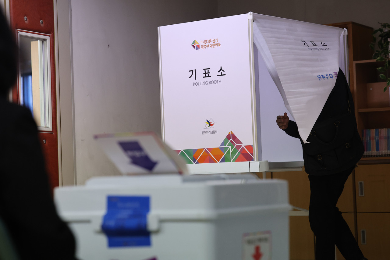 투표소에서 유권자들이 투표를 하고 있다. 사진=연합뉴스.