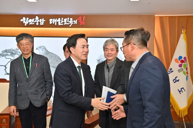 김태흠 충남지사가 18일 도청 접견실에서 남부상공회의소 설립추진위원회를 접견하고 있다. 김태흠 지사 SNS 캡쳐