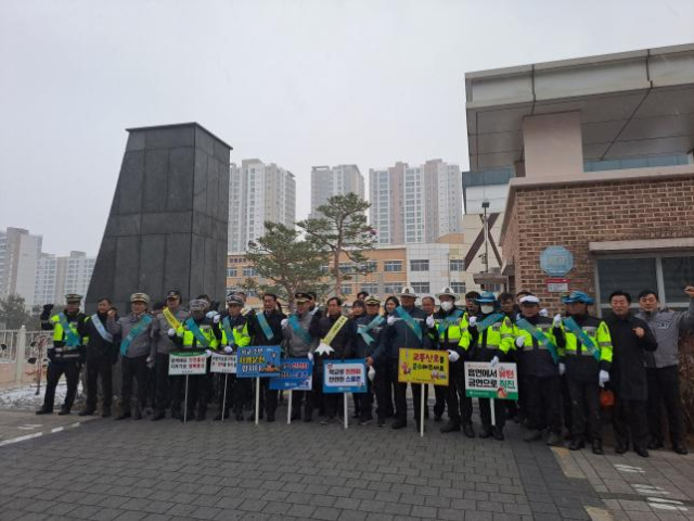 홍성경찰서는 18일 한울초등학교에서 개학철 어린이 교통사고 예방을 위한 ‘교통안전홍보 캠페인’을 실시했다. 홍성경찰서 제공.