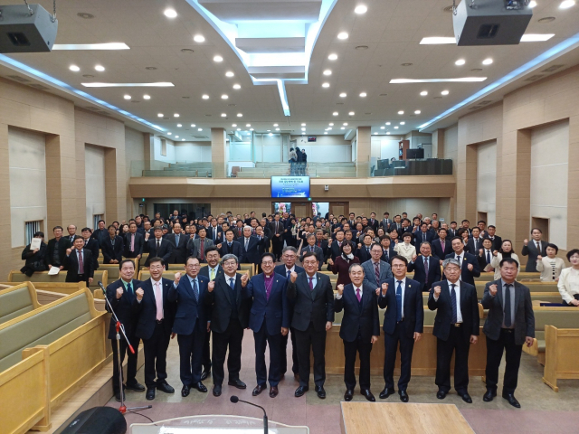 장로회충북연회연합회 장로 결단예배 및 기도회가 지난 16일 오후 4시 30분 충북 단양군 단양교회에서 열린 가운데 백종준 감독을 비롯한 참석자들이 충북연회 장로회 화이팅을 외쳤다. 단양=이상복 기자