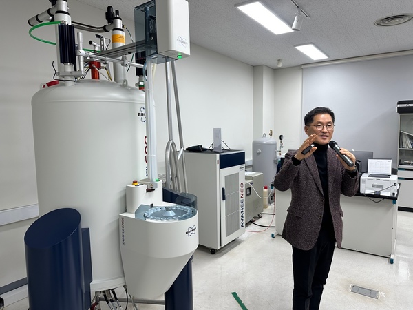 ▲ 정흥채 대전TP 바이오센터장이 바이오센터에 비치된 연구개발장비의 기능과 역할 등을 설명하고 있다.  사진=이심건 기자