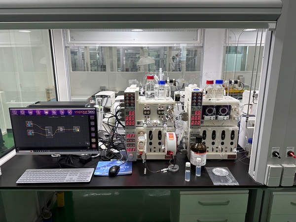 ▲ 미세유체 반응시스템.