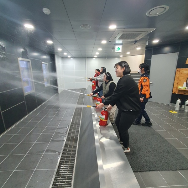 ▲ 예산군장애인보호작업장 이용자들이 충남안전체험관에서 소화기 분사체험을 하고 있다. 예산군장애인보호작업장 제공