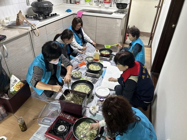 예산군 재향군인여성회는 지난 11일 14시부터 대신연립경로당에서 사랑의 전문자원봉사단 릴레이 봉사활동을 펼쳤다.