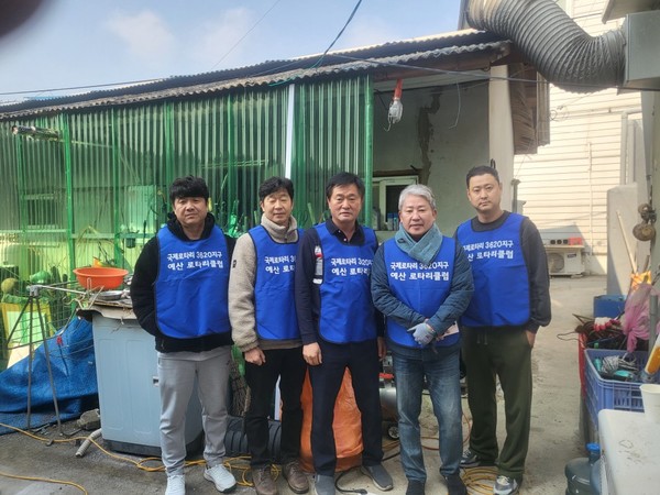 예산로타리클럽 회원은 지난달 16일 예산읍 신례원로에 거주 중인 문모 씨(남) 댁을 방문해 전기누전으로 화재가 발생해 욕실 천장 일부가 전소되어 욕실 천장,욕실 내부와 출입구 등의 개보수를 요하는 주거환경 개선 봉사활동을 실시했다.