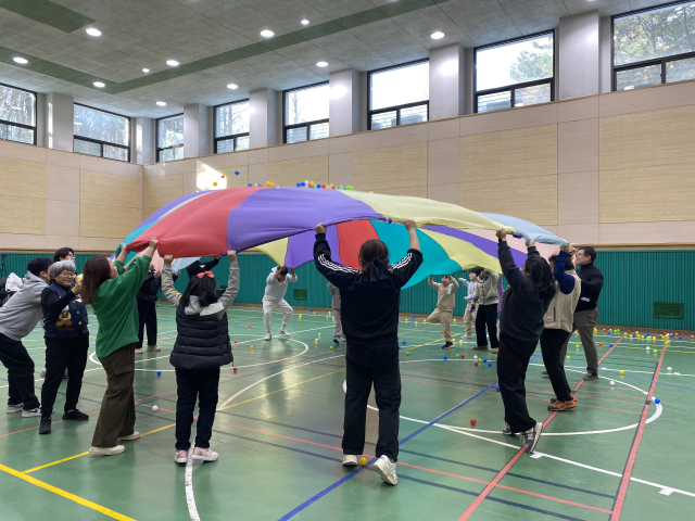 건양사이버대 심리운동치료학과 학생들이 심리운동 프로그램에 참여하고 있는 모습. 건양사이버대 제공